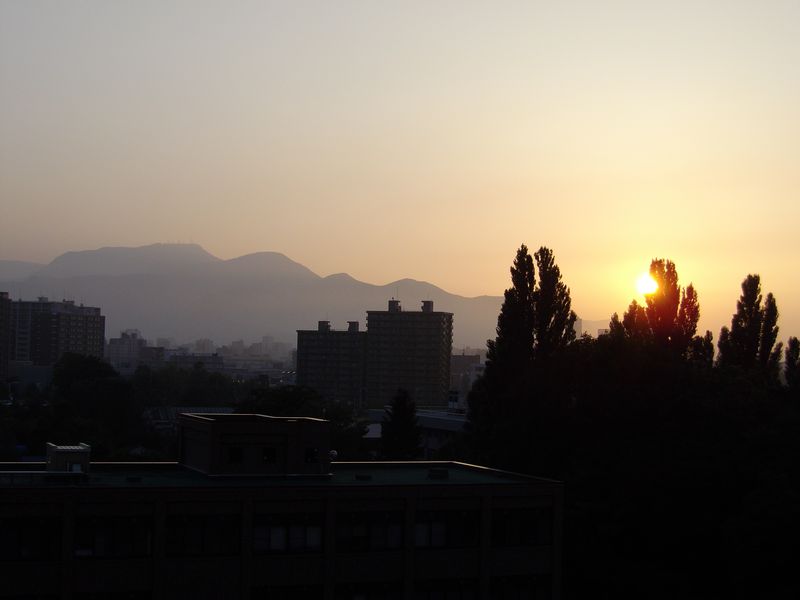 煙る夕暮れ 札幌芸術祭に科学が乱入のニュース_c0025115_18473069.jpg
