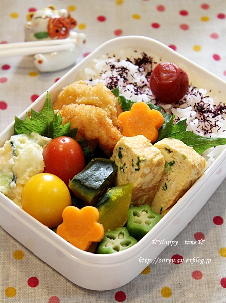 エビフライ弁当とロールパン♪_f0348032_19182851.jpg