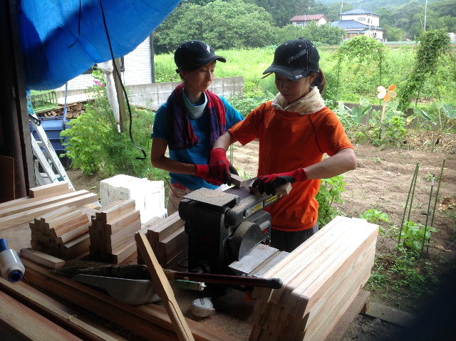 木工女子部・・・サポート作業_f0031037_1856028.jpg