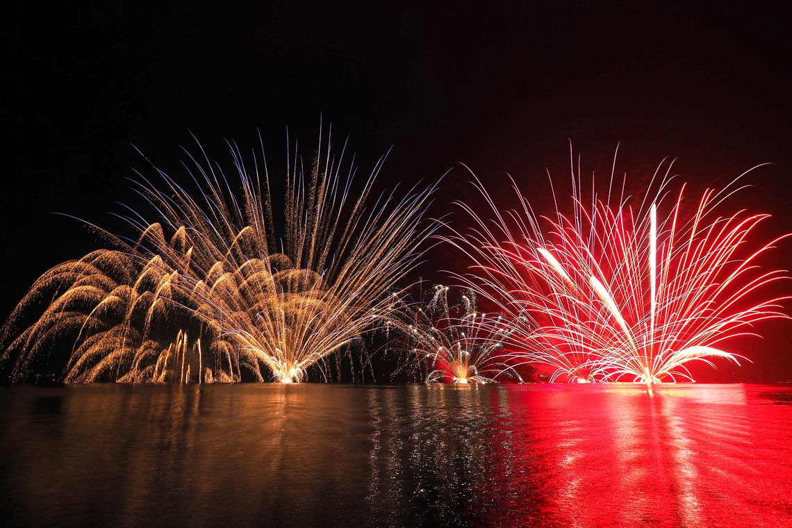 榛名湖水中花火大会 水中花火をライブコンポジットで並べてみた 私のデジタル写真眼