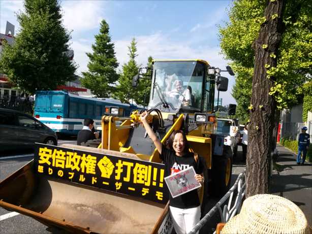先頭にブルドーザー 反安倍政権デモ 渋谷に3000人_c0024539_23251735.jpg