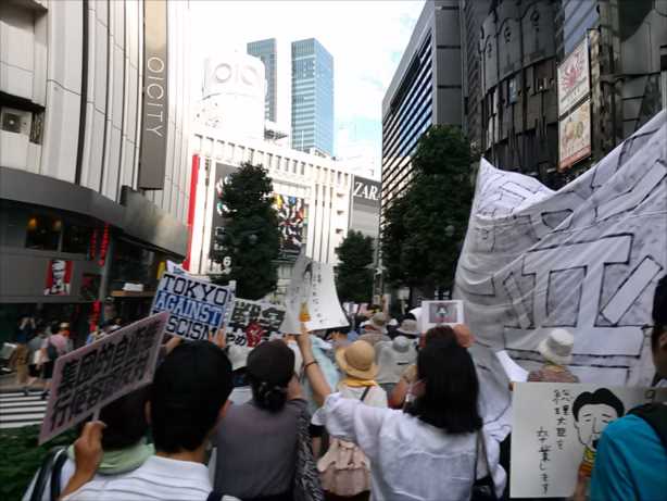 先頭にブルドーザー 反安倍政権デモ 渋谷に3000人_c0024539_23252899.jpg