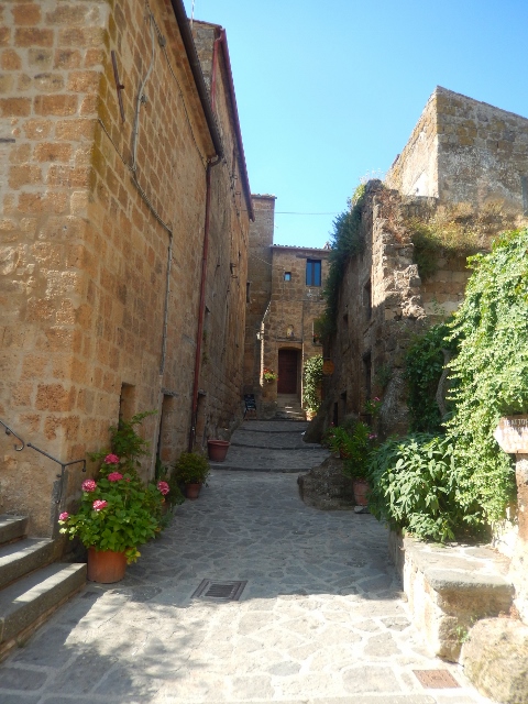 古代ローマのカッシア街道を走り、天空の町チヴィタ・ディ・バーニョレッジョ（Civita di Bagnoregio)へ_f0329429_05062638.jpg