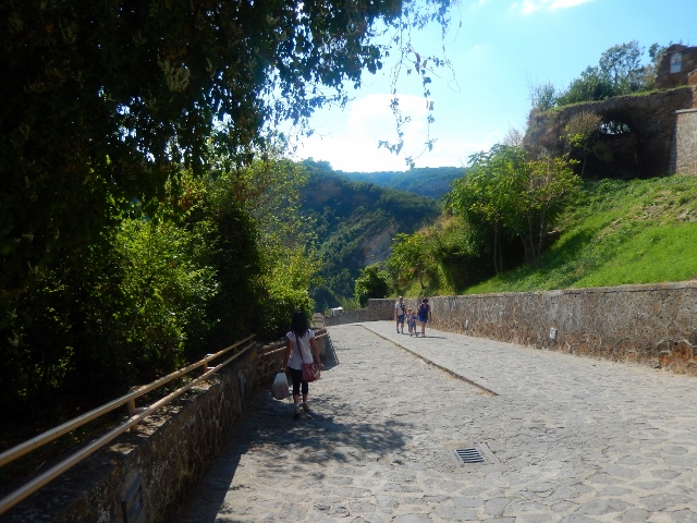 古代ローマのカッシア街道を走り、天空の町チヴィタ・ディ・バーニョレッジョ（Civita di Bagnoregio)へ_f0329429_05085390.jpg