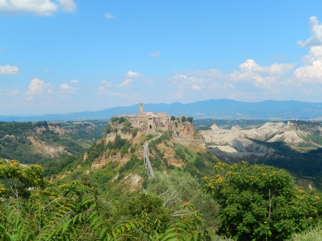 古代ローマのカッシア街道を走り、天空の町チヴィタ・ディ・バーニョレッジョ（Civita di Bagnoregio)へ_f0329429_05181181.jpg