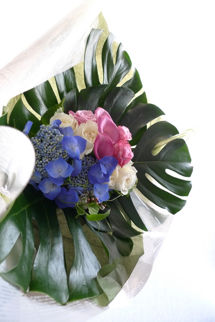 フランス人シェフのお誕生日に フランス国旗のカラーをイメージした花束 札幌 花屋 Mell Flowers フランス人シェフのお誕生日に フランス国旗のカラーをイメージした花束 札幌 花屋 Mell Flowers