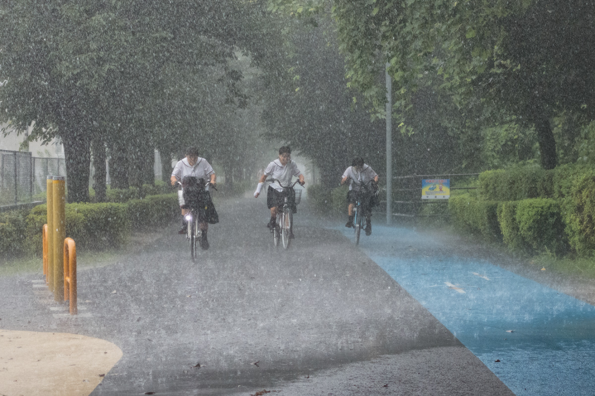 雨 の 中 自転車