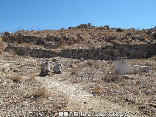 ディロス島のシリアの神々の聖域　アタルガティス女神とハダド神_c0010496_23005062.jpg