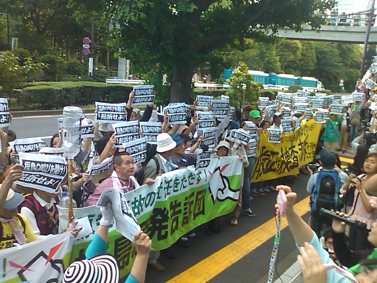 検察は起訴せよ!8.8東京地検要請&東電打ち水行動_e0068696_2038239.jpg