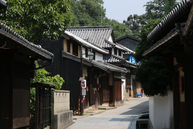 香川・丸亀と塩飽本島を歩く（4）ふたつの古い家_c0306400_2328857.jpg