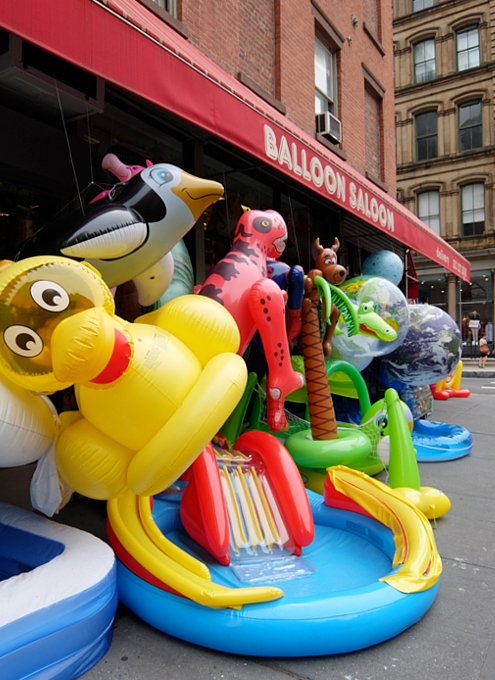 NYで一番楽しい老舗の風船屋さんバルーン・サルーン（Balloon Saloon）_b0007805_2282545.jpg