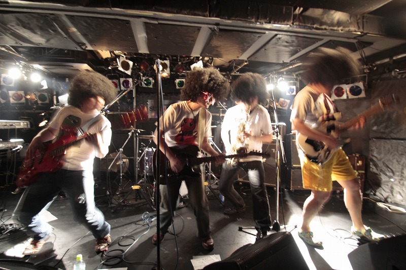 超満員のお客さんによるタオル回しの光景は素敵過ぎた(20周年記念ライブレポ)_e0120837_20203430.jpg
