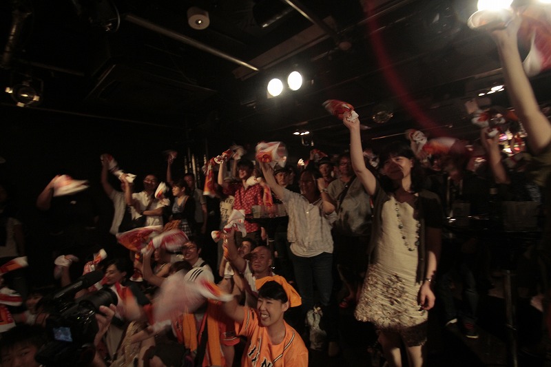 超満員のお客さんによるタオル回しの光景は素敵過ぎた(20周年記念ライブレポ)_e0120837_2021328.jpg