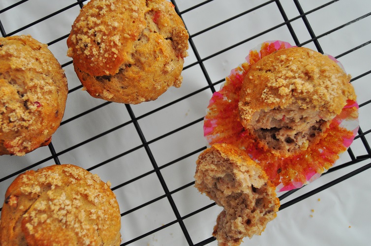 Strawberry Rhubarb Muffins_c0310143_02103668.jpg