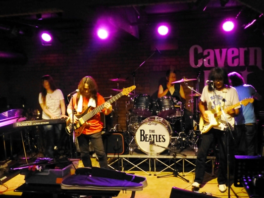 カラフル夏の2デイズライブ@Cavern Beat、初日のライブレポ！_e0188087_2304816.jpg
