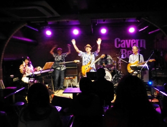 カラフル夏の2デイズライブ@Cavern Beat、初日のライブレポ！_e0188087_234017.jpg
