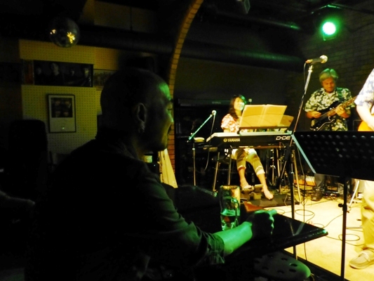 カラフル夏の2デイズライブ@Cavern Beat、初日のライブレポ!_e0188087_2392031.jpg