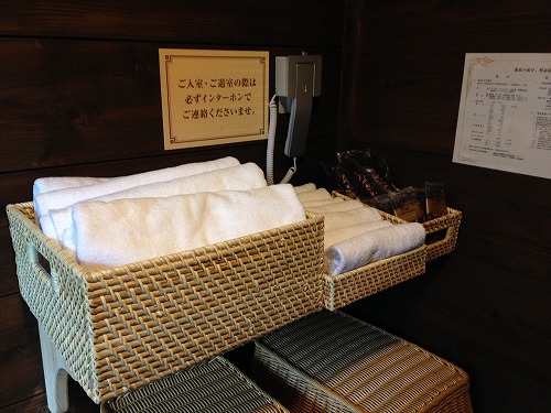 お宿: ウブドの森 (伊豆) - 「 バリ風洋室 ダブルベッド の部屋 」編_a0032004_20940.jpg