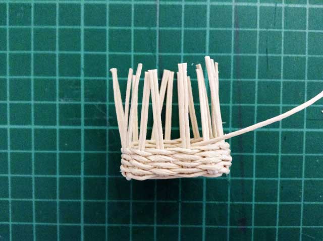 ミニチュアサイズの手編みのかご 作ってる時間が楽しいから ミニチュアサイズの手編みのかご 作ってる時間が楽しいから