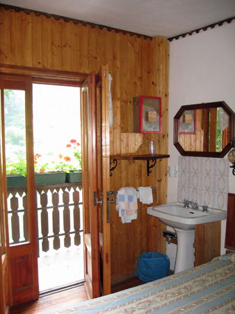 モデナの聖湖と山小屋たち_f0234936_6583084.jpg
