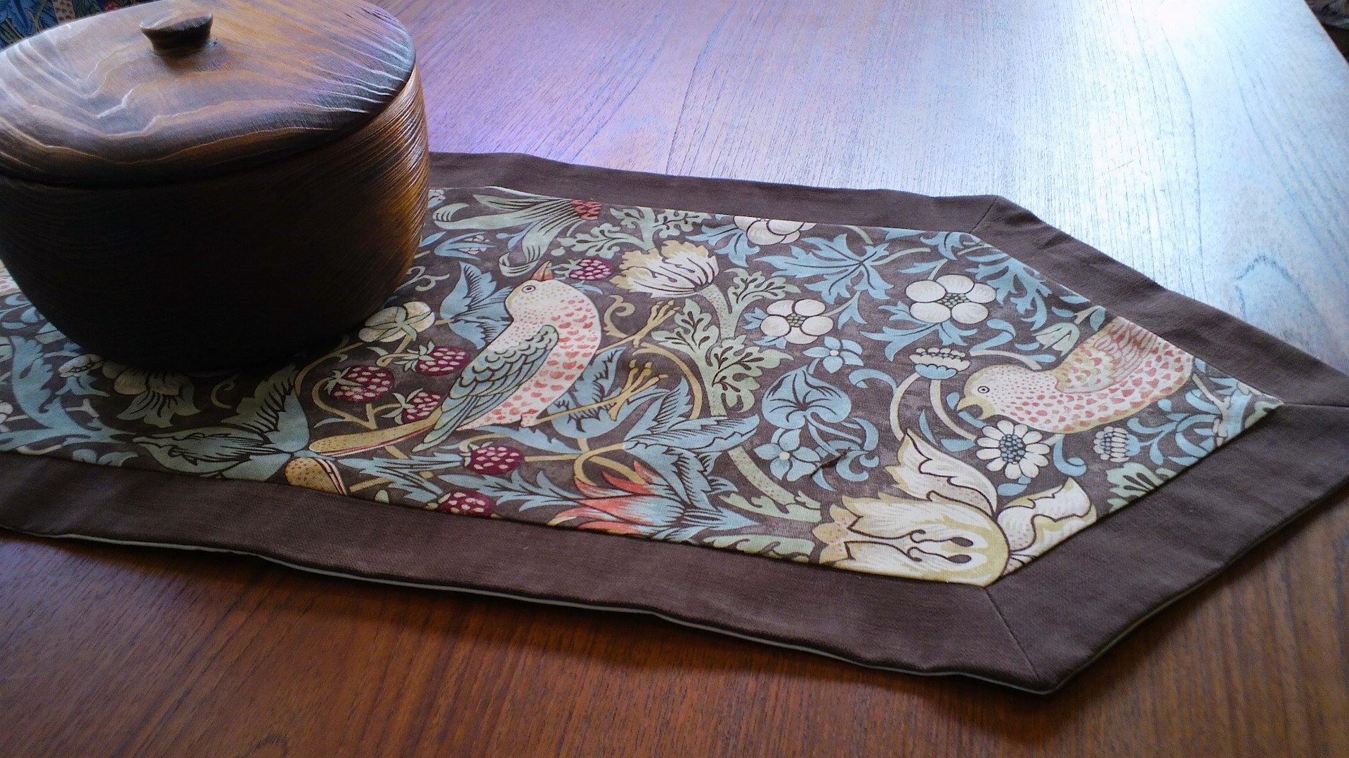 いちご泥棒のテーブルランナー_c0157866_21473740.jpg