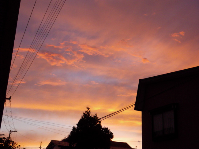雨の後の夕焼け雲 窓の向こうに 雨の後の夕焼け雲 窓の向こうに