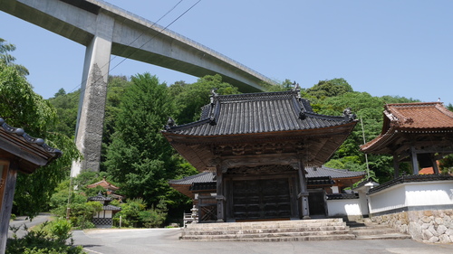 寺と高架橋_f0130879_22531182.jpg