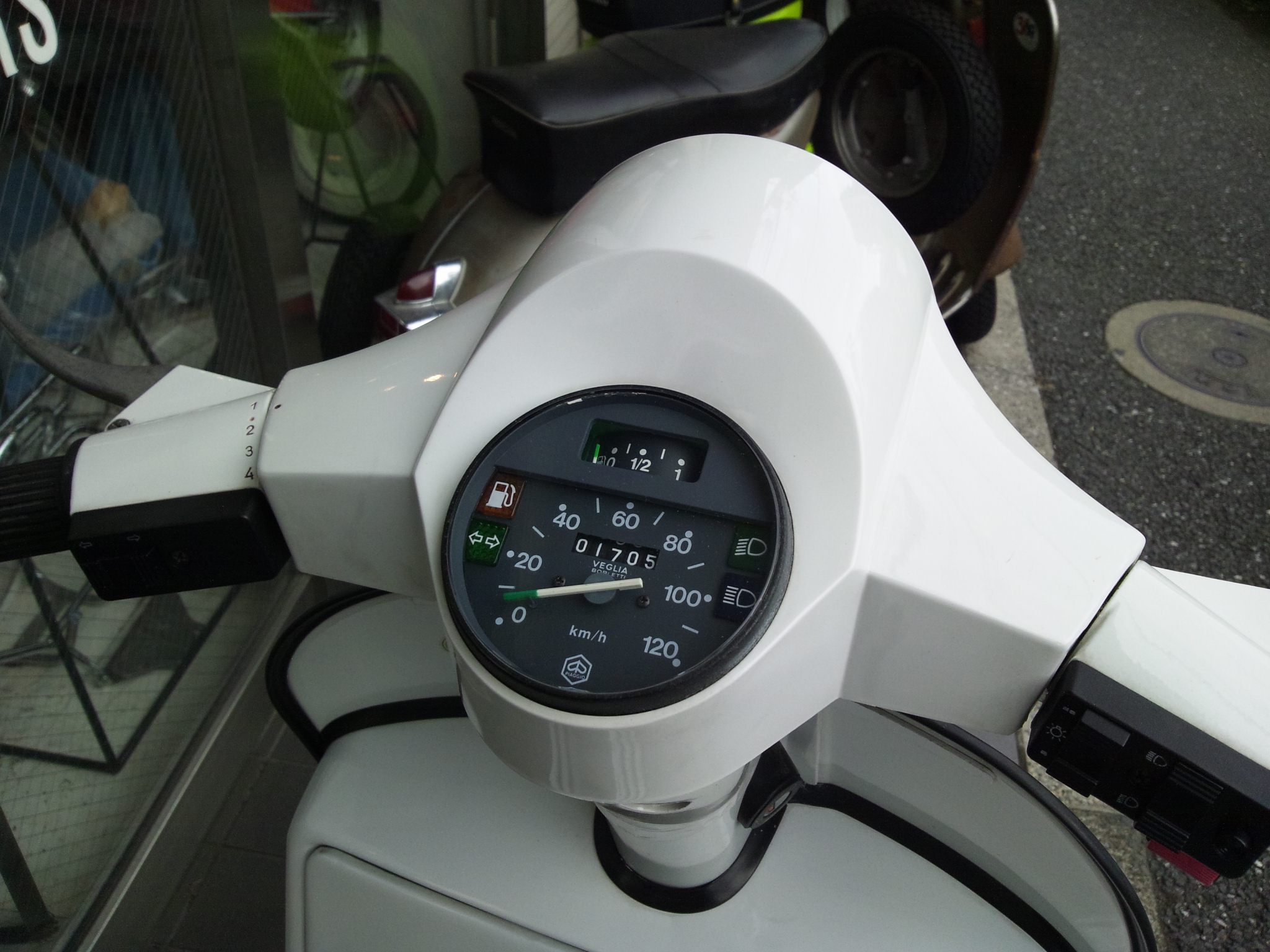 Piaggio Vespa PX200 BME 白、低走行。 : 密林商會報