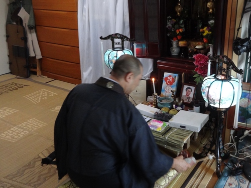 お坊さんが来て 墓掃除も 7１歳現役ボーカリスト