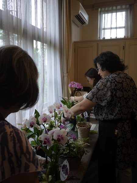 ８月１１日バラ色の暮らしイギリス館音楽会後の寄せ植え教室の様子_a0317581_0181052.jpg