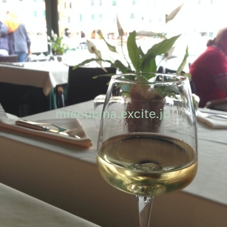 イタリア食旅行記⑧　ポルトフィーノで白ワイン_b0107003_10281913.jpg