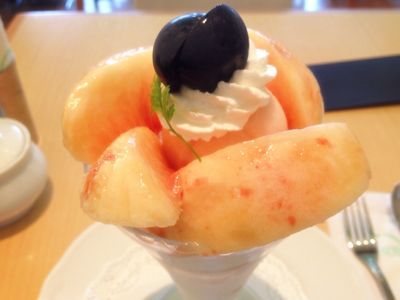 京橋千疋屋で桃のパフェ♪_d0285416_2241139.jpg