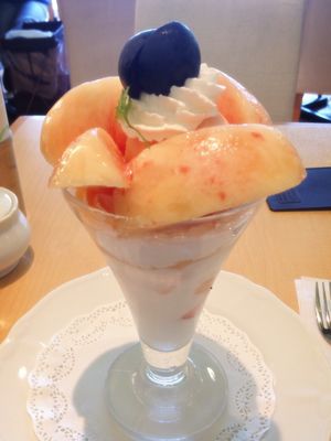 京橋千疋屋で桃のパフェ♪_d0285416_224992.jpg