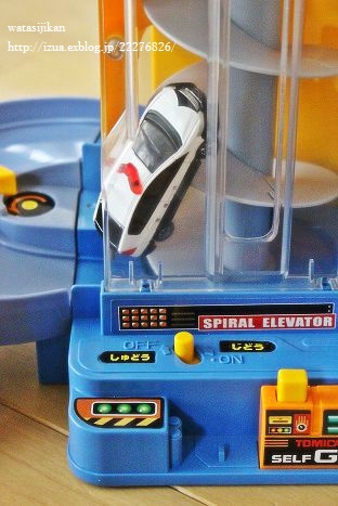 トミカビルとロフト下の収納_e0214646_23335655.jpg