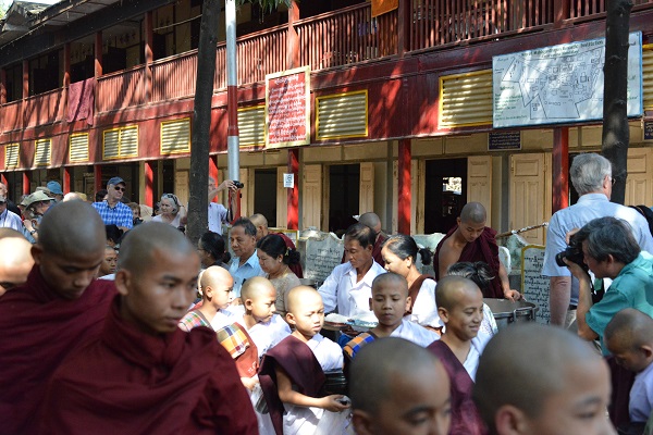 51. アマラプラ　マハーガンダーヨン僧院の托鉢風景-1　Maha Gandhayon Monastery in Amarapura-1_f0268294_23473088.jpg