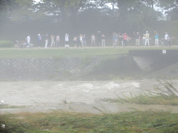 霧にかすむ 鴨川_e0048413_20195477.jpg