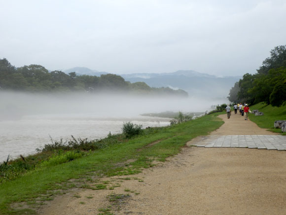 霧にかすむ 鴨川_e0048413_20195494.jpg