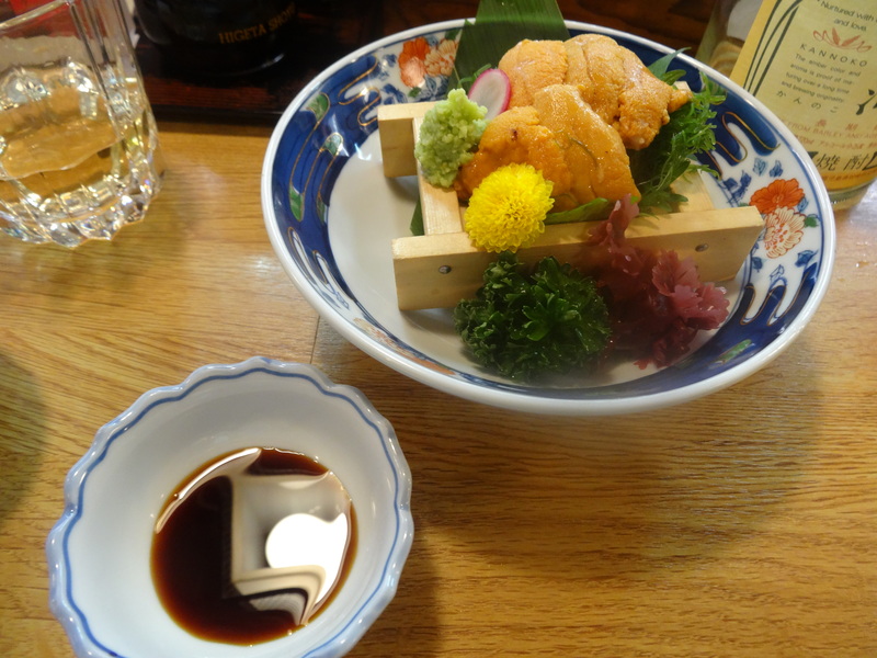 銚子でお魚が美味しい料理店で、美味しい馬糞雲丹と鰹をいただきました。_c0225997_1405862.jpg