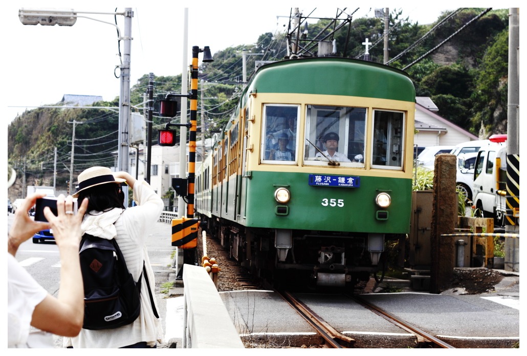 海岸線をブラブラと歩いている僕たちを、江ノ電が追い越していった_b0103470_1933619.jpg