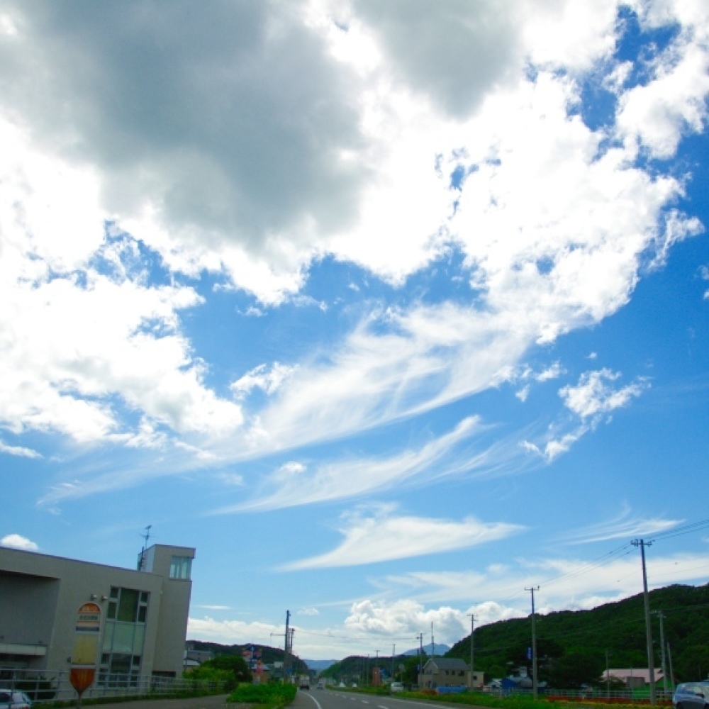 綺麗な雲と綺麗な飛行機 日常から正方形に切り抜く 綺麗な雲と綺麗な飛行機 日常から正方形に切り抜く