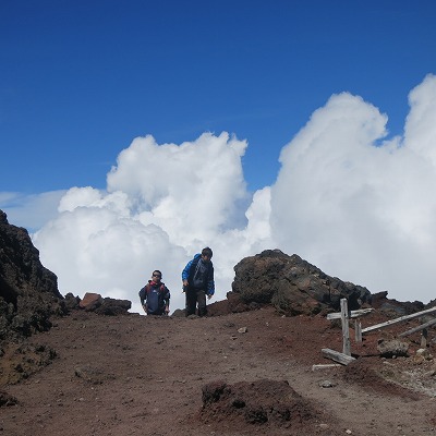 子連れ富士登山2014(5) 富士宮ルート お鉢巡り＆剣ヶ峰_a0000912_3445842.jpg