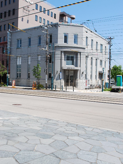 函館末広町の旧百十三銀行本店(建築家・関根要太郎函館作品再訪、その4)_f0142606_21325965.jpg