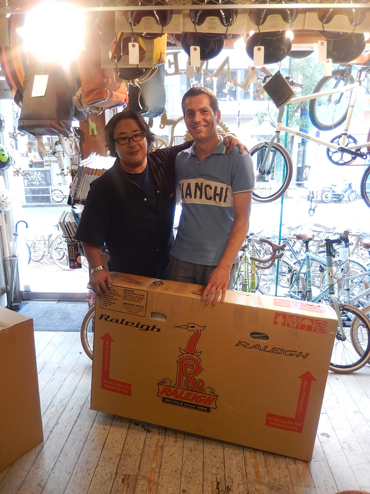 8月23日 渋谷 原宿 の自転車屋 FLAME bike前です_e0188759_1964770.jpg