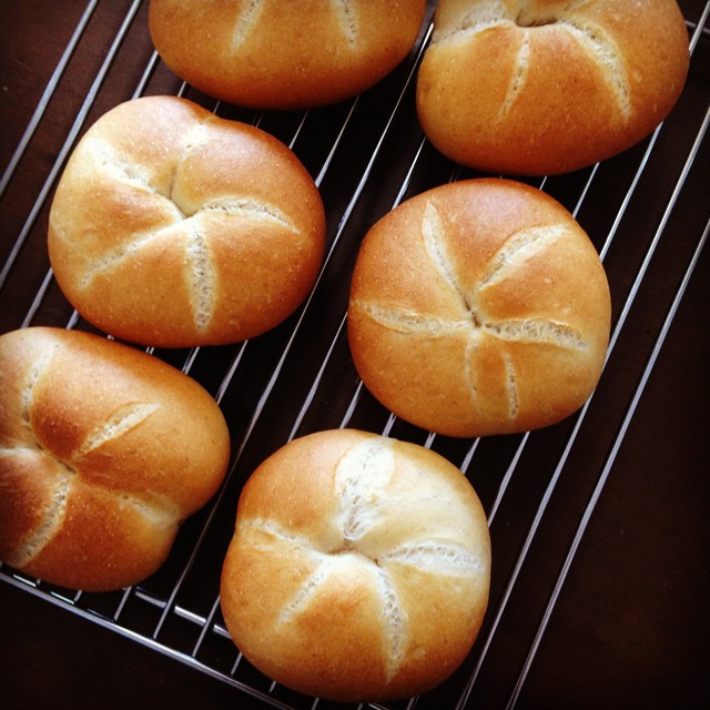 手成形のカイザーゼンメル 天然酵母パンのレシピのメモ ホシノ天然酵母 自家製酵母 イーストのパンとかその他料理とか