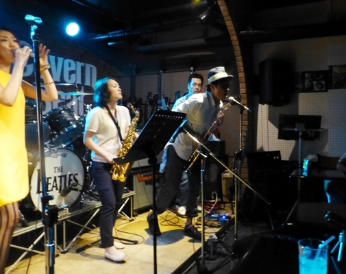 カラフル夏の2デイズライブ@Cavern Beat、2日目のライブレポ!_e0188087_284155.jpg