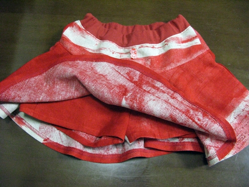 真っ赤なサーキュラースカート（パンツ）_f0129726_2304892.jpg