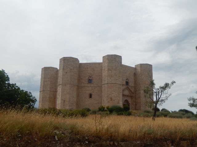 世界遺産 イスラム世界とシトー会修道士の美学の結晶 フェデリコ2世のミステリアスな八角形の城カステル デル モンテ Souvenir Inoubliable