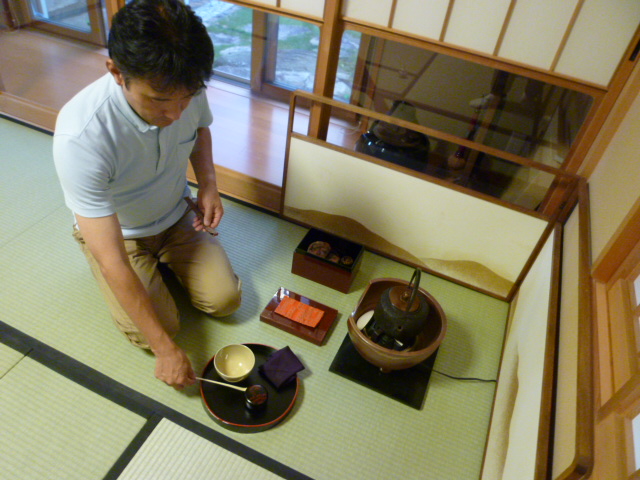 お稽古風景（３７）・・・茶箱「花点前」 ①道具拝見のない場合 : 朝日