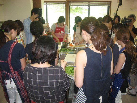神戸松陰女子学院大学の皆さんが郷土料理に挑戦!_e0061225_13591436.jpg