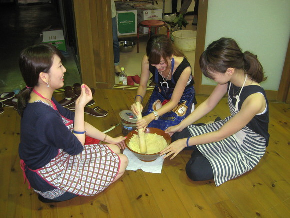 神戸松陰女子学院大学の皆さんが郷土料理に挑戦!_e0061225_13592487.jpg